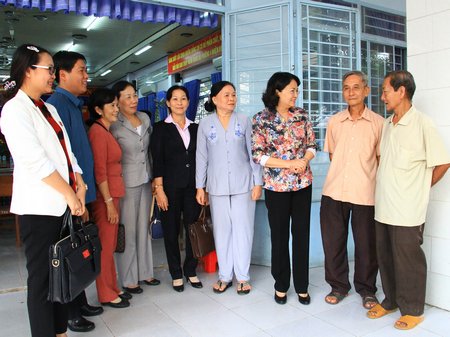 Đại biểu Quốc hội, Phó Chủ tịch nước Đặng Thị Ngọc Thịnh tiếp xúc cử tri tại Phường 4 (TP Vĩnh Long).