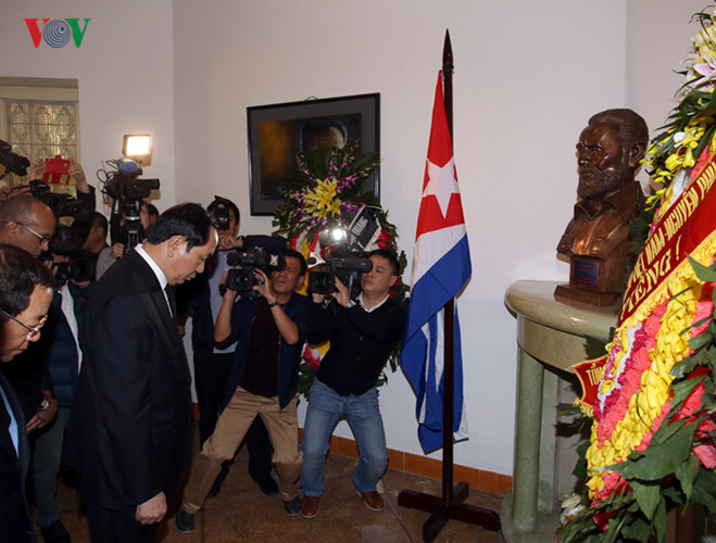 Tiếp đó, Chủ tịch nước Trần Đại Quang viếng lãnh tụ Cuba Fidel Castro. (Ảnh: PV)