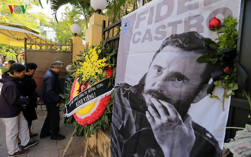 Những lẵng hoa, bó hoa... được đặt cạnh bức hình nhà lãnh tụ Cuba Fidel Castro bên ngoài Đại sứ quán.