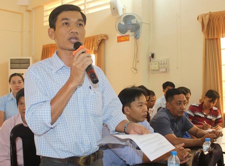 Cử tri Nguyễn Văn Kết (Khu 8, thị trấn Trà Ôn) gửi gắm kiến nghị đến đoàn đại biểu Quốc hội.