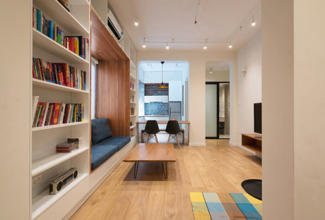 Các kiến trúc sư của Idee architects đã đơn giản hóa việc ngăn chia phòng để có được không gian thoáng và sáng hơn. Các mảng tường ngăn cách phòng khách, bếp, lối vào được đập bỏ để tạo thành không gian mở xuyên suốt.