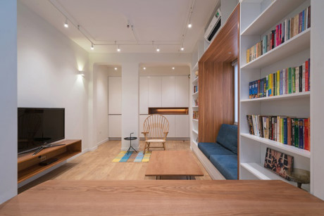 Kiến trúc sư sử dụng nhiều mảng tủ âm tường khiến căn hộ chỉ rộng có 70 m2 nhưng có nhiều chỗ để đồ mà vẫn gọn gàng.