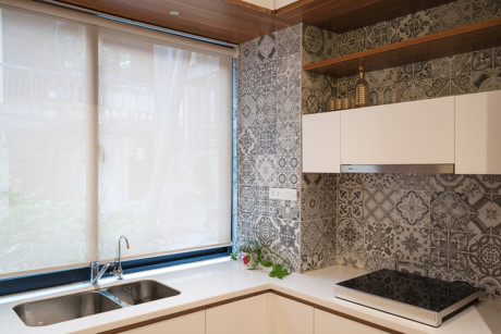Bức tường gạch bông ở bếp, phòng tắm gợi nhớ phong cách thiết kế thời bao cấp, tạo sự kết nối với lịch sử của căn nhà.