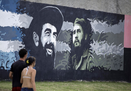 Bức tranh vẽ lãnh tụ Fidel Castro và người anh hùng Camilo Cienfuegos ở thành phố Matanzas, cách La Habana khoảng 100km. (Nguồn: RT)