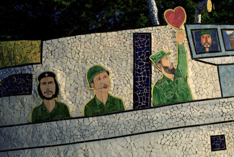 Bức họa của nghệ sỹ Jose Fuster vẽ người chiến sỹ Ernesto Che Guevara (trái), Chủ tịch Cuba Raul Castro (giữa) và vị lãnh tụ Fidel Castro. (Nguồn: RT)