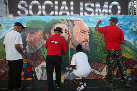 Các nghệ sỹ gấp rút hoàn thành bức tranh về lãnh tụ Fidel Castro nhân dịp 63 năm ngày ông lãnh đạo cuộc nổi dậy vào trại lính Moncada ngày 26/7/1953. (Nguồn: RT)