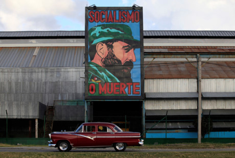 Bức tranh của lãnh tụ Fidel Castro được treo ở một xưởng sản xuất ở La Habana. (Nguồn: RT)
