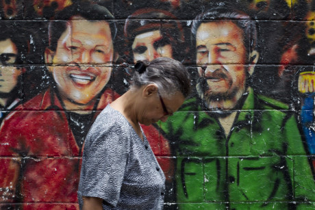 Bức tranh graffiti vẽ cố Tổng thống Venezule Hugo Chavez (trái) và lãnh tụ Cuba Fidel Castro (phải). (Nguồn: RT)