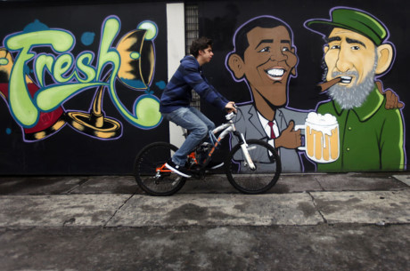 Bức tranh graffiti vẽ Tổng thống Mỹ Barack Obama (trái) và lãnh tụ Cuba Fidel Castro bên ngoài một quán ăn ở Mexico City. (Nguồn: RT)