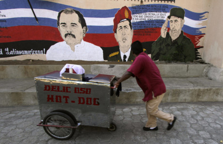 Bức tranh về cố Tổng thống Venezuela Hugo Chavez (giữa), lãnh tụ Cuba Fidel Castro (phải) và Chủ tịch Nicaragua Daniel Ortega ở Managua. (Nguồn: RT)