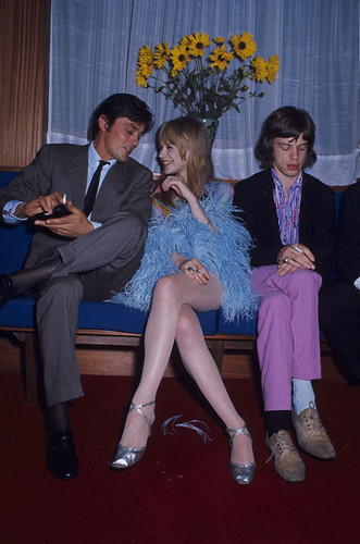 Bạn sẽ không đủ sức cuốn hút cô gái ngồi cạnh nếu đối thủ của bạn là nam tài tử điển trai Alain Delon kể cả bạn có là Mick Jagger tài năng đi nữa.