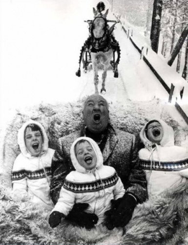 Nhà làm phim nổi tiếng người Anh Alfred Hitchcock đang chơi đùa vui vẻ cùng những đứa cháu của mình.