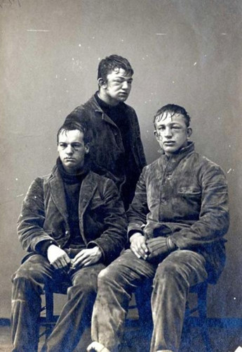 Những sinh viên của Đại học Princeton sau một trận đấu bóng tuyết.