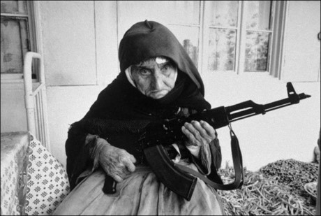 Một cụ bà 106 tuổi người Armenia quyết tâm bảo vệ ngôi nhà của mình. Bức ảnh được chụp vào năm 1990.