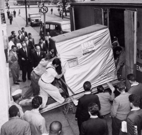 Một ổ cứng 5 megabyte được vận chuyển bởi IBM năm 1956.