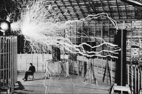 Nhà khoa học Nikola Tesla đang ngồi trong phòng thí nghiệm của mình. Nikola Telsa là một nhà phát minh, nhà vật lý kiêm kỹ sư cơ khí và kỹ sư điện có những đóng góp to lớn trong lĩnh vực điện và từ trường.
