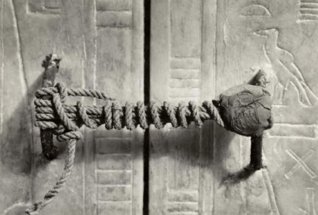 Đây là hình ảnh của sợi dây niêm phong cánh cửa trong mộ của pharaoh Tutankhamen được chụp vào năm 1922. Điều kì lạ là nó vẫn còn nguyên vẹn một cách khó tin sau 3245 năm.