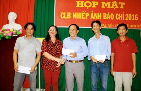 Bà Nguyễn Thị Hồng Thư- Phó Chủ tịch thường trực Hội Nhà Báo Vĩnh Long trao giải nhất.