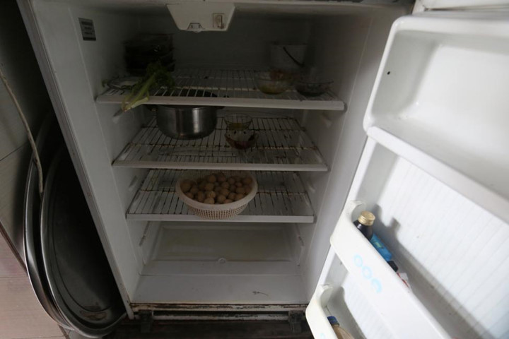 Chiếc tủ lạnh gần như trống trơn của một gia đình sống trong khu vực do phiến quân kiểm soát ở Aleppo, Syria