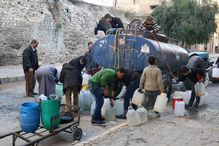 Mọi người tranh thủ tích trữ nước vào can. Nước sạch ở vùng chiến sự cũng được coi là thứ xa xỉ.