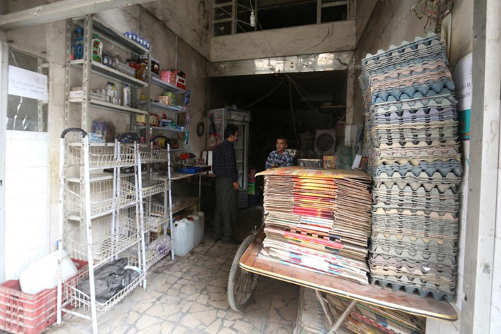 Những kệ hàng trống trơn của một cửa hàng tạp hóa ở Aleppo.