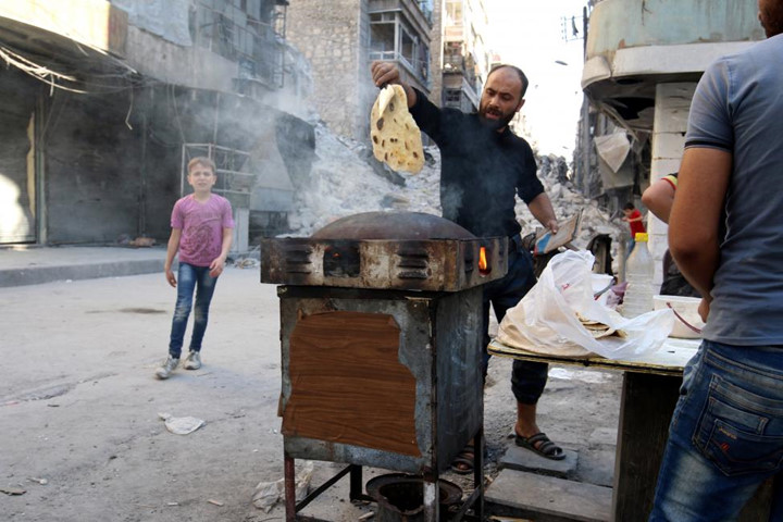 Người đàn ông làm bánh mì trên đường phố  ở Aleppo.