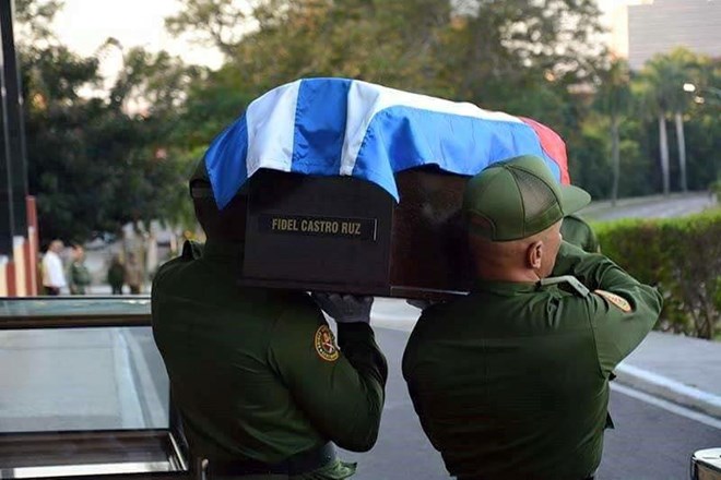 Tro cốt lãnh tụ Fidel Castro được đưa lên xe chuẩn bị cho lễ rước