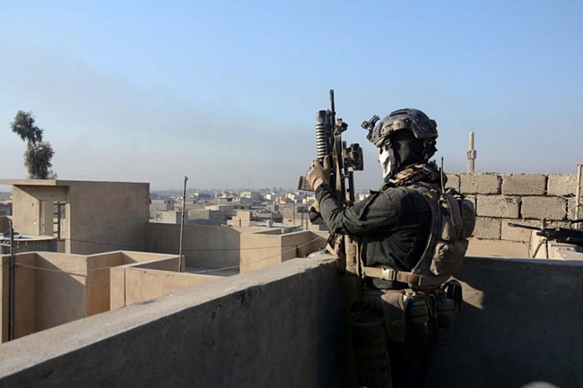 Một binh sĩ của ISOF giữ vững vị trí canh gác ở Mosul.