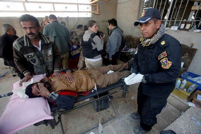 Người đàn ông bị thương được một thành viên lực lượng đặc nhiệm Iraq chăm sóc.