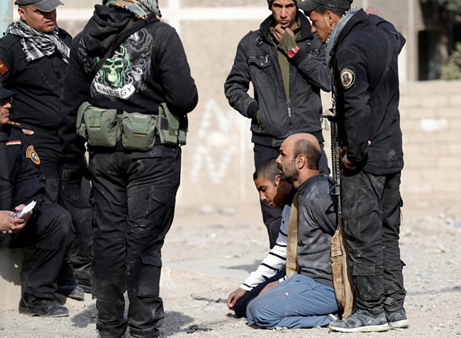 Đội tình báo thuộc Lực lượng đặc nhiệm Iraq tra hỏi những đối tượng tình nghi là phiến quân IS.