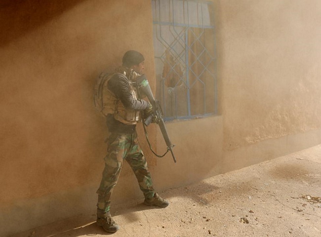 Lính Iraq lục soát một ngôi nhà ở khu vực Al-Qasr, phía Đông Nam Mosul.