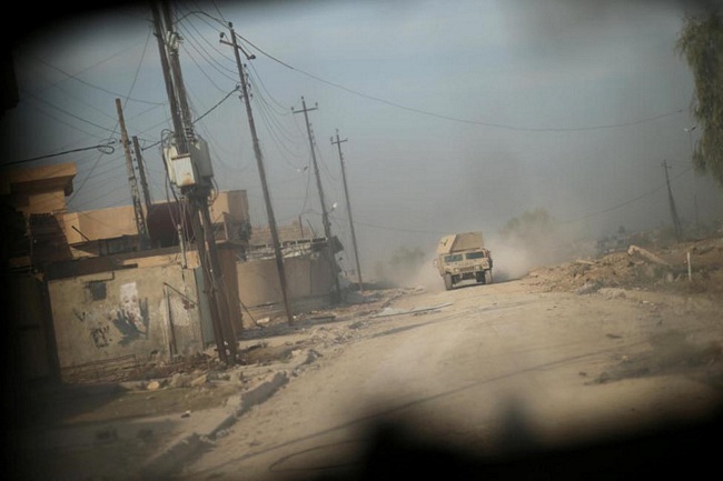 Xe quân sự của quân đội Iraq tham gia chiến dịch chống IS ở Intisar, phía Đông Mosul.