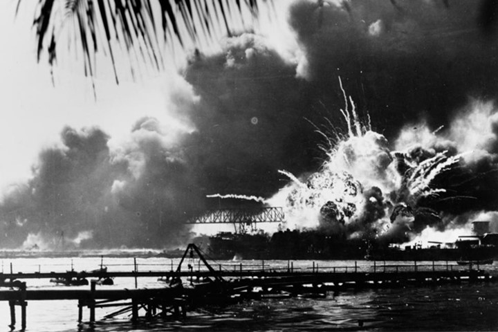 Buồng đạn phía trước của tàu khu trục USS Shaw phát nổ sau khi trúng bom của máy bay Nhật vào ngày 7/12/1941.