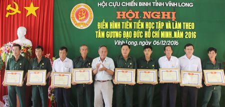Ông Lê Phước Hưng- Chủ tịch Hội CCB tỉnh tặng bằng khen cho các tập thể xuất sắc. 