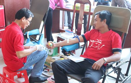  Đông đảo người dân huyện Tam Bình đến điểm hiến máu từ sáng sớm.