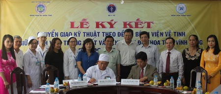 GS.TS Nguyễn Đức Công (bên phải) ký kết với Giám đốc Bệnh viện Đa khoa tỉnh Vĩnh Long Văn Công Minh để đào tạo chuyển giao kỹ thuật.