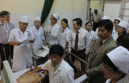 Bác sĩ Bệnh viện Thống Nhất thị phạm kỹ thuật siêu âm tim gắng sức tại Bệnh viện tỉnh Vĩnh Long.