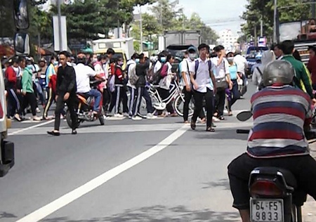 Trước cổng Trường Nguyễn Thông không có vạch dành cho người đi bộ, làn dành cho người đi bộ cách đó cả trăm mét. Nhà trường buộc học sinh phải đi đúng nơi, tuy nhiên, không có lực lượng chức năng hỗ trợ nên cũng không ATGT.