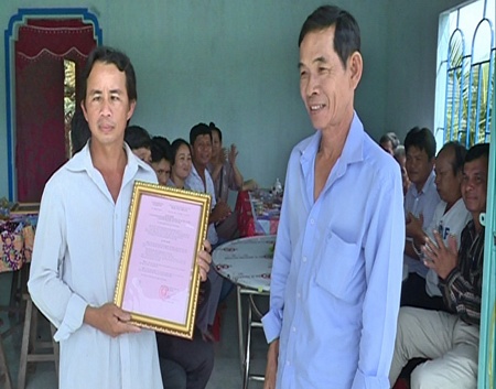 Nhà tài trợ trao bảng bàn giao nhà cho ông Nguyễn Văn Dũng.