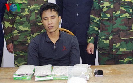 Đối tượng Vũ Hải Anh cùng tang vật hơn 3000 viên ma túy bị bắt giữ