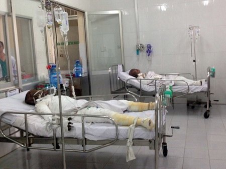  Các bệnh nhân trong vụ cháy nhà ở Phú Nhuận đang cấp cứu tại Bệnh viện Chợ Rẫy. (Ảnh: Phương Vy/TTXVN)