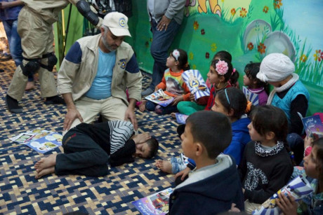 Thành viên Mũ Trắng hướng dẫn trẻ em nhận thức về vấn đề an toàn, ở khu vực Deraa.