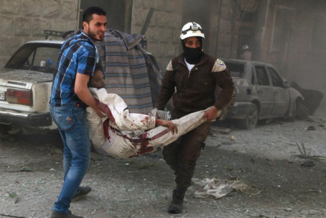 Khiêng một người bị thương ở khu vực al-Fardous, Syria.