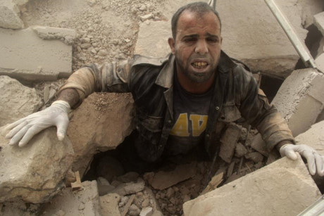 Một thành viên cứu hộ bị kẹt dưới đống đổ nát ở khu vực al-Fardous, Syria.