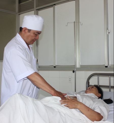 Bác sĩ Đoàn Văn Hùng kiểm tra tình trạng bệnh nhân sau phẫu thuật.