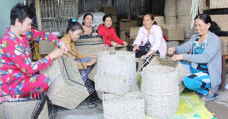 Cơ sở đan dây nhựa của bà Xuyến đã tạo việc làm cho nhiều hội viên và con cháu của hội viên.