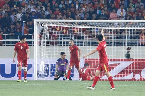 Trái lại, đội tuyển còn phải nhận trái đắng khi Stefano Lilipaly ghi bàn cho Indonesia ở phút 54. (Ảnh: Minh Chiến/Vietnam+)
