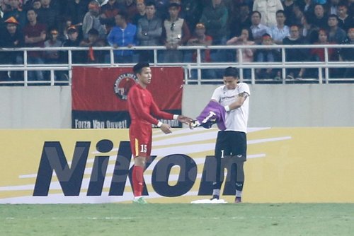 Khi bàn thắng chưa tới, đội tuyển tiếp tục chịu tổn thất lớn vì Nguyên Mạnh dính thẻ đỏ ở phút 76. (Ảnh: Minh Chiến/Vietnam+)