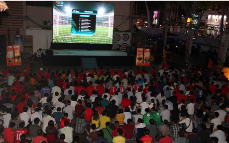 Hàng nghìn người hâm mộ tại đã có mặt ở Nhà Văn hóa Thanh niên Quận 1, TP HCM để cổ vũ cho ĐT Việt Nam.