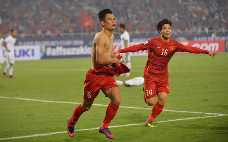 Khi Văn Thanh và Minh Tuấn ghi 2 bàn thắng đưa Việt Nam dẫn 2-1 trước Indonesia cũng là lúc các CĐV viên được sống trong những phút giây hạnh phúc (Ảnh: Trường Giang).